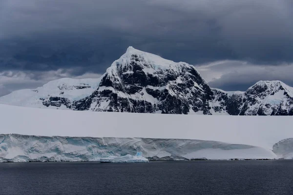 Antarktiska Landskapet Med Bergen Och Glaciären — Stockfoto