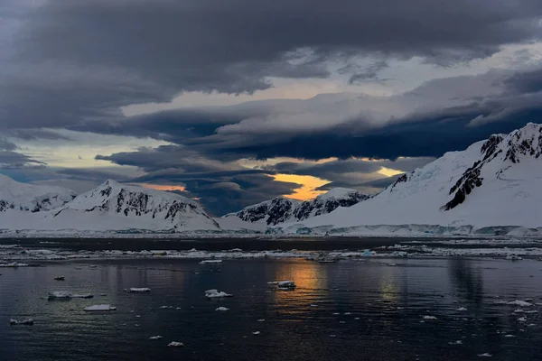 Paesaggio Antartico Con Ghiacciaio Montagne — Foto Stock