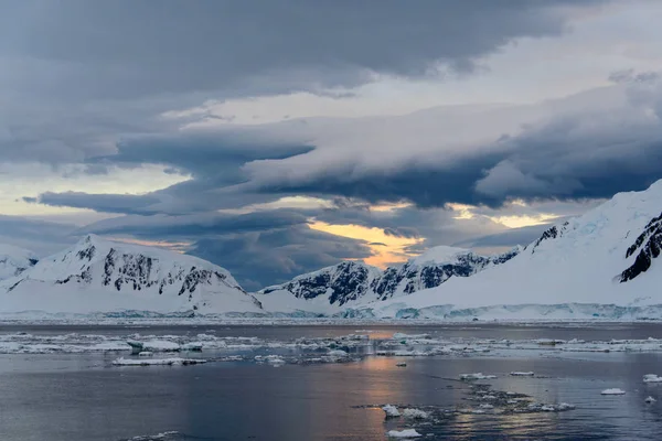Антарктический Ландшафт Ледниками Горами — стоковое фото
