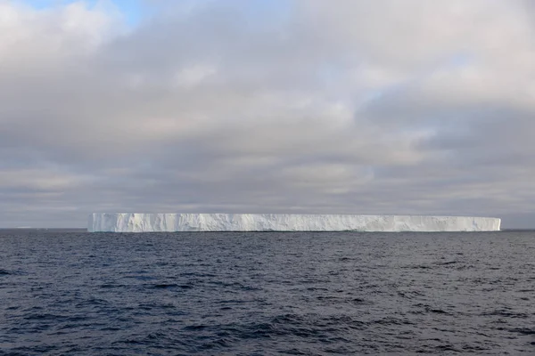 南極海での表の氷山 — ストック写真