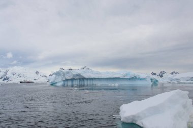 Antarktika yatay, buzul ve dağlar