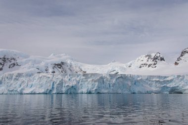 Antarktika yatay, buzul ve dağlar