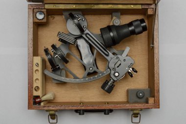 Vintage ahşap kutu sextant aracında gezinmek