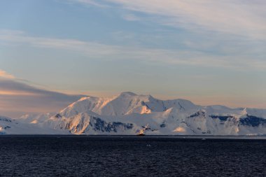 Gün batımında Antarktika manzara