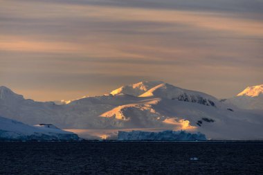 Gün batımında Antarktika manzara