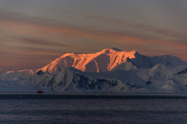 Gün batımında Antarktika manzara