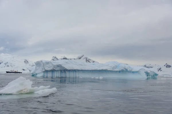 Antarktiska Landskapet Med Bergen Och Glaciären — Stockfoto