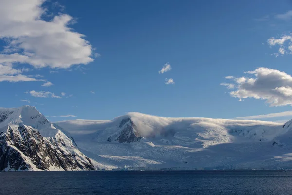 Antarktische Landschaft Mit Gletscher Und Bergen — Stockfoto