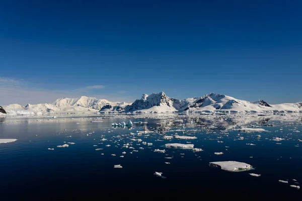 Antarctische Zeegezicht Met Reflectie — Stockfoto