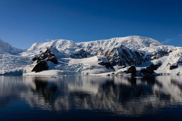 带反射的南极海景 — 图库照片