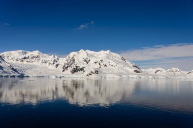 Yansıması ile Antarktika deniz manzarası