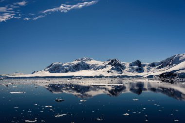 Yansıması ile Antarktika deniz manzarası