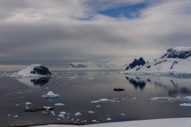 Yansıması ile Antarktika deniz manzarası