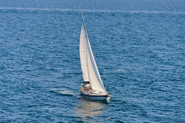 Мала Вітрильна Яхта Морі — стокове фото