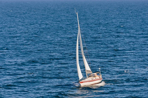 Kleine Segeljacht Auf See — Stockfoto