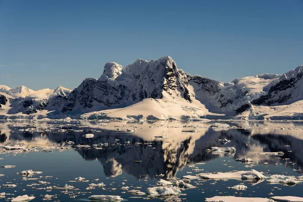 Antarktische Meereslandschaft Mit Spiegelung — Stockfoto