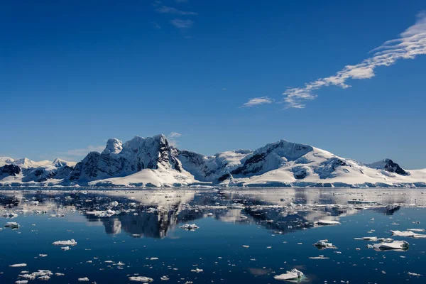 Antarktische Meereslandschaft Mit Spiegelung — Stockfoto