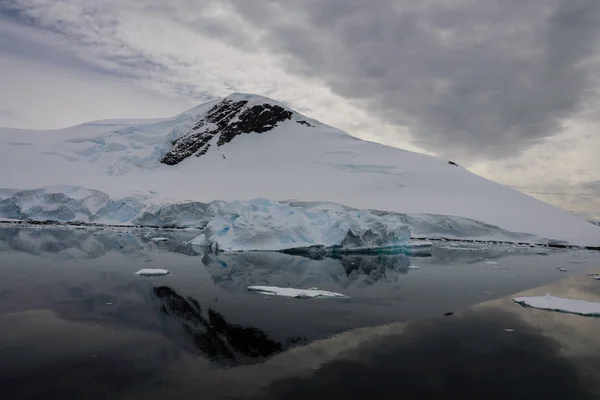 Antarktyki Seascape Odbicia — Zdjęcie stockowe