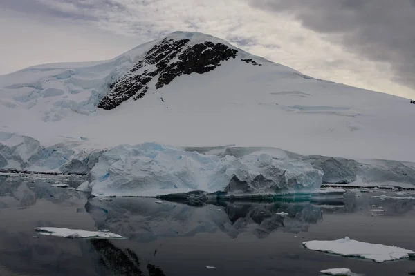 Antarktis Med Refleksjon – stockfoto