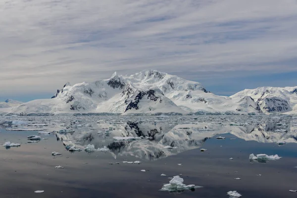 反射と南極海の風景 — ストック写真