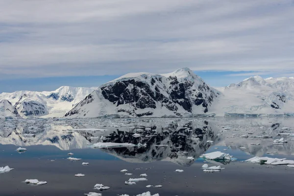 Antartico Paesaggio Marino Con Riflessione — Foto Stock