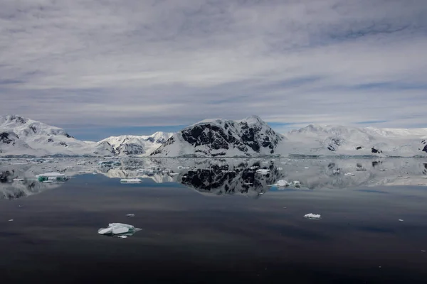 Paisaje Marino Antártico Con Reflejo —  Fotos de Stock