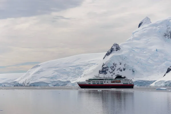 Sefer Gemi Antarktika Denizde — Stok fotoğraf
