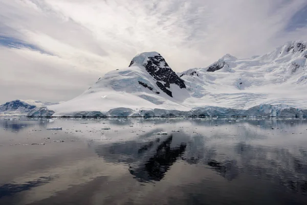 Antartico Paesaggio Marino Con Riflessione — Foto Stock