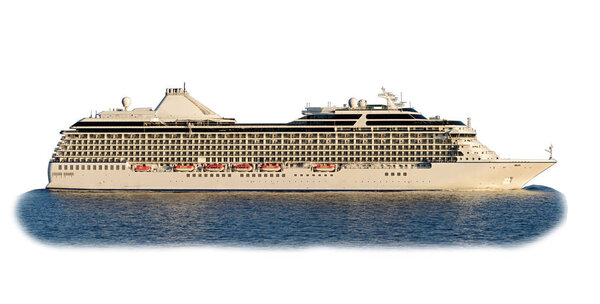 Пассажирский круизный лайнер изолирован на белом фоне
