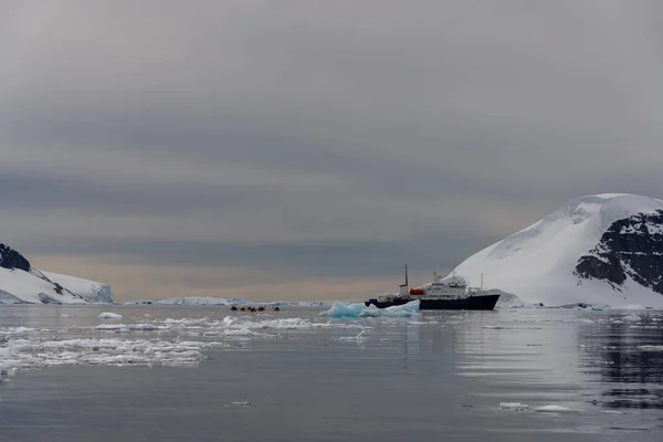 Loď Expedice Antarktidě — Stock fotografie
