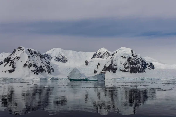 Etelämantereen Maisema Jäävuori — kuvapankkivalokuva