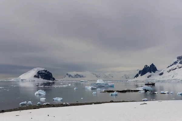 Antarctische Zeegezicht Met Reflectie — Stockfoto