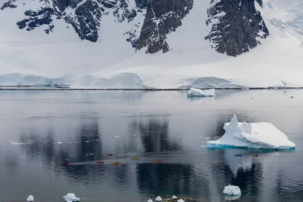 Caiaque Mar Antártico Com Iceberg — Fotografia de Stock