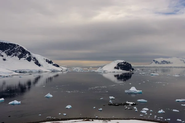 Antartico Paesaggio Marino Con Riflessione — Foto Stock