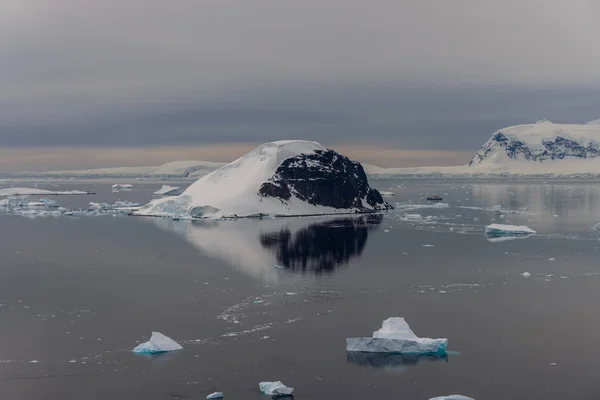 Antarktyki Seascape Odbicia — Zdjęcie stockowe