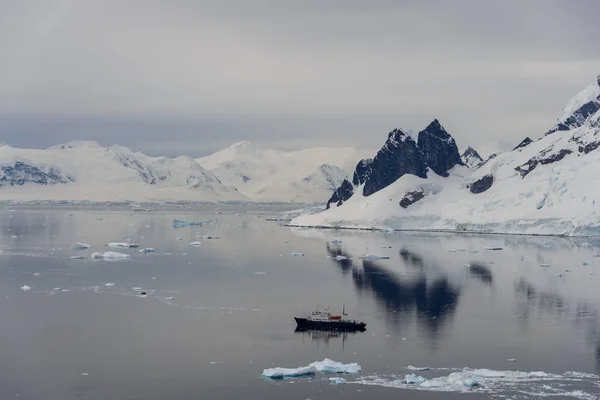 Antarktiska Landskapet Med Expeditionshipen — Stockfoto