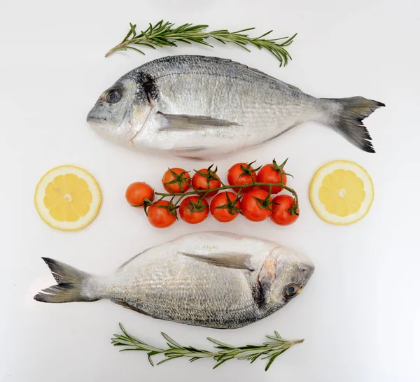 Due Pesci Dorada Freschi Con Pomodori Limone Rosmarino Fondo Bianco — Foto Stock