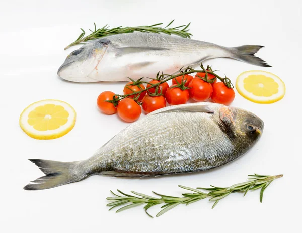 Due Pesci Dorada Freschi Con Pomodori Limone Rosmarino Fondo Bianco — Foto Stock