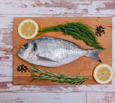 Dorado balık otlar ile