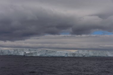 Sekmeli buzdağı Antarktika
