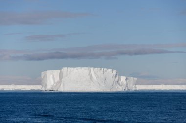 Sekmeli buzdağı Antarktika