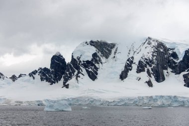Denizden Antarktika manzaralı