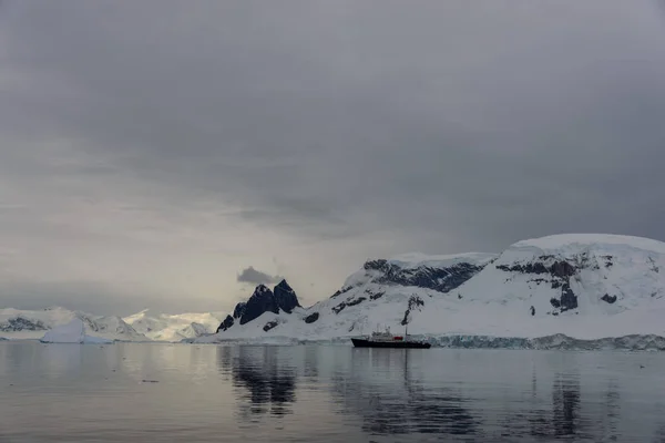 Paisagem Antártica Com Icebergs Reflexão — Fotografia de Stock