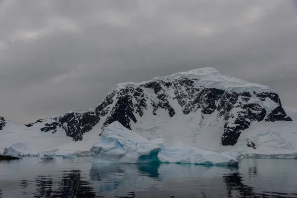 Paisagem Antártica Com Icebergs Reflexão — Fotografia de Stock