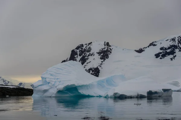 Παγόβουνο Στην Ανταρκτική Θάλασσα — Φωτογραφία Αρχείου