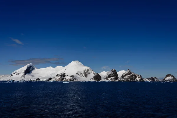 Rocce Con Neve Mare — Foto Stock