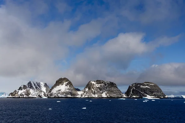 Rocce Con Neve Mare — Foto Stock