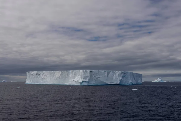 Πινακοποιημένων Παγόβουνου Στην Ανταρκτική — Φωτογραφία Αρχείου