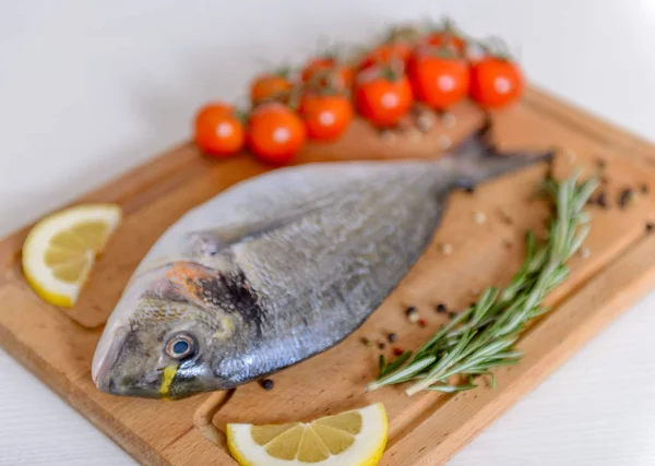 Pesce Dorado Fresco Con Pomodorini Rosmarino Limone Pepe Sul Tagliere — Foto Stock