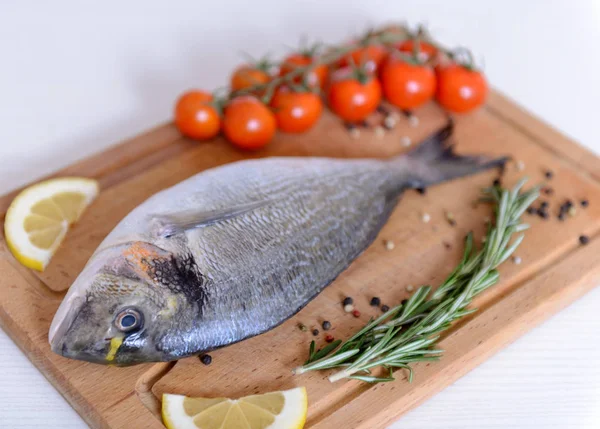 Pesce Dorado Fresco Con Pomodorini Rosmarino Limone Pepe Sul Tagliere — Foto Stock